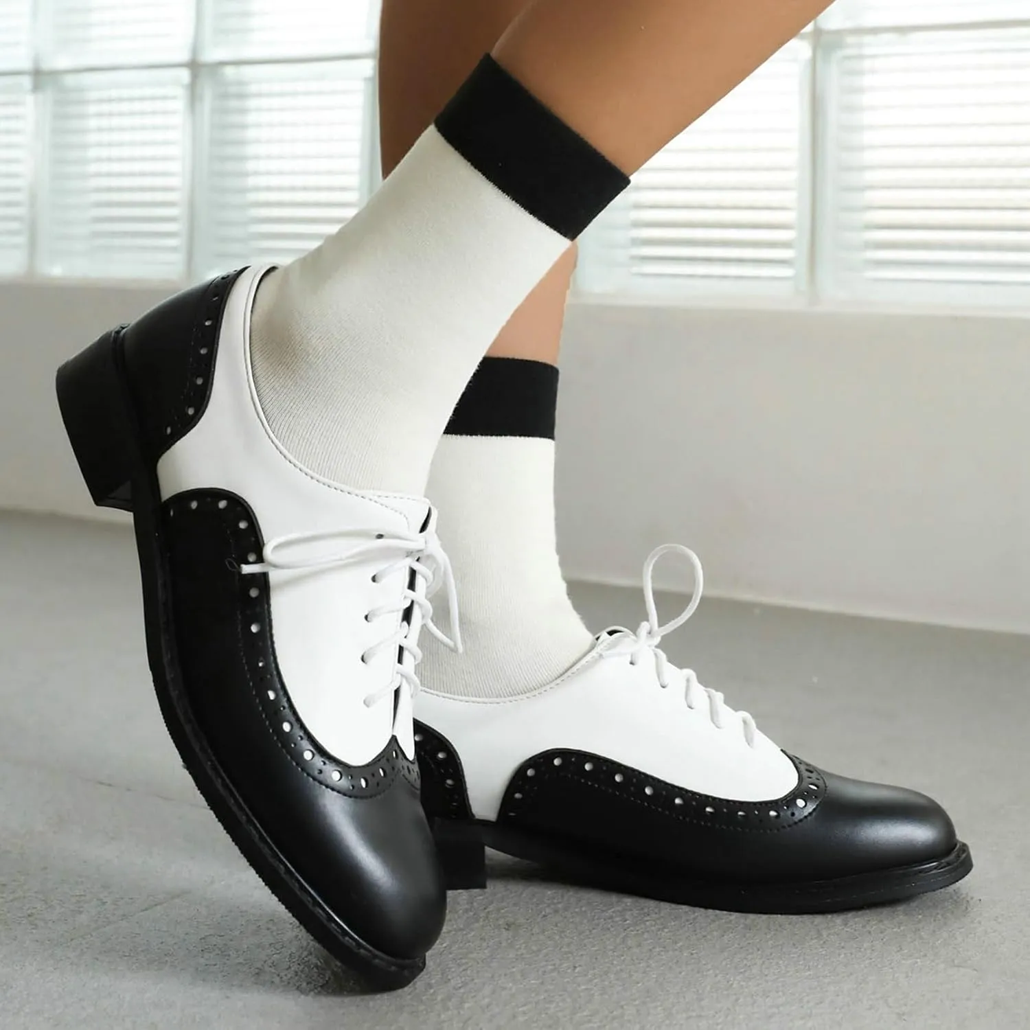 KysBloes Women Oxford Flats Lace Up Wingtip Brogue Shoes Low Heel Closed Toe Vintage Saddle Shoes