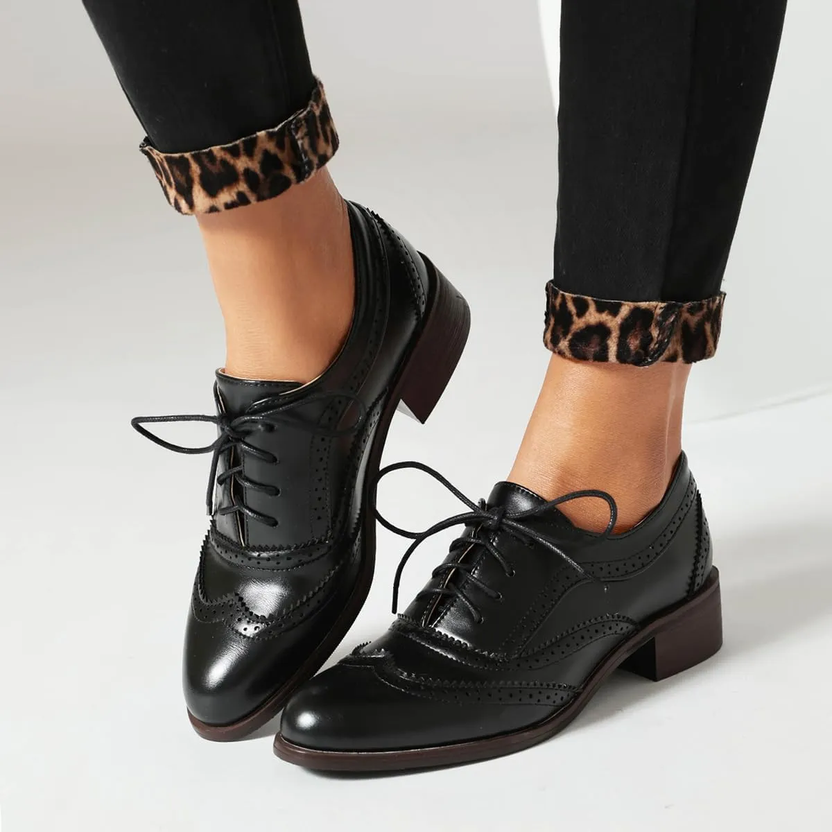Women's Perforated Classic Lace-up Oxfords Brogue Wingtip Round Toe Derby Saddle Faux Leather Flat Shoes Evening Party Work Jeans Dress Shoes