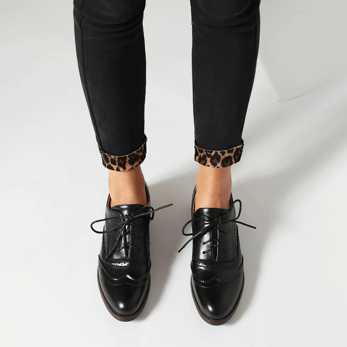 Women's Perforated Classic Lace-up Oxfords Brogue Wingtip Round Toe Derby Saddle Faux Leather Flat Shoes Evening Party Work Jeans Dress Shoes
